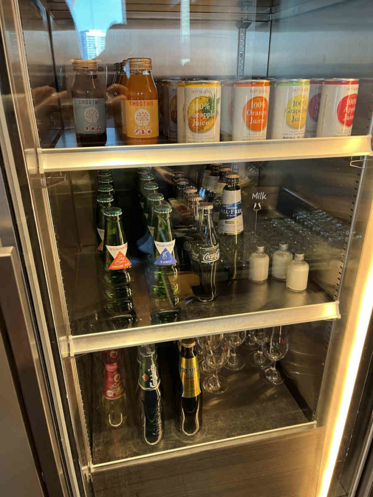 ジュース缶の並ぶ冷蔵庫