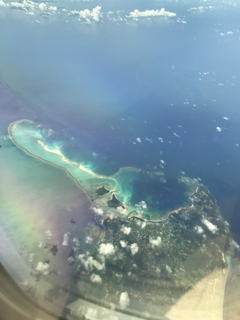 飛行機から見た海と久米島