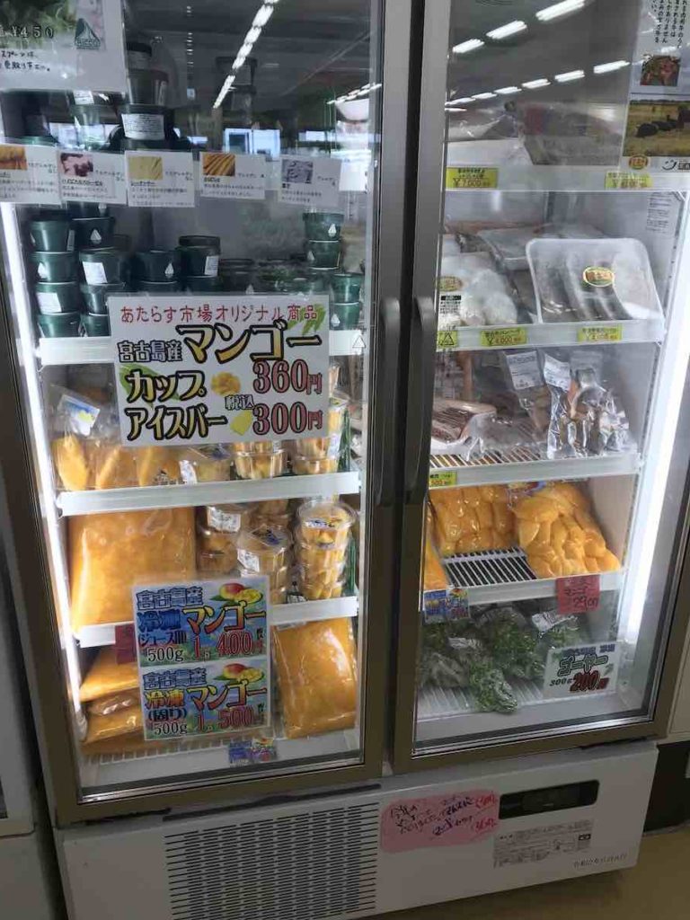 冷蔵庫に沢山ならんだ冷凍マンゴー