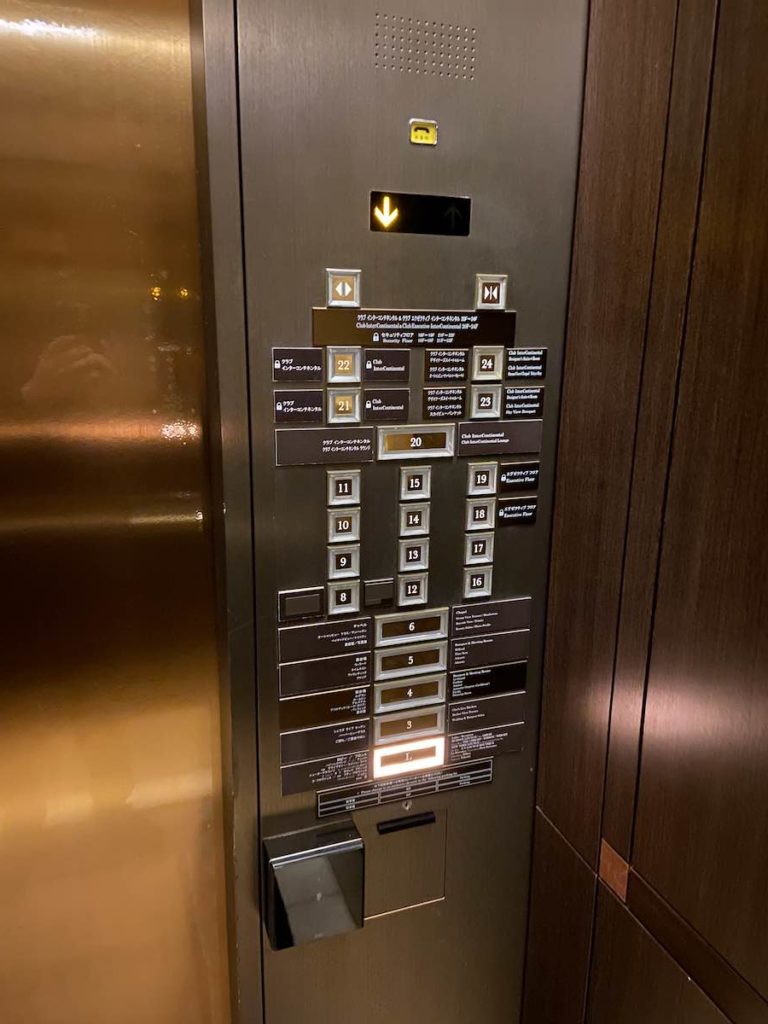 エレベーター　中