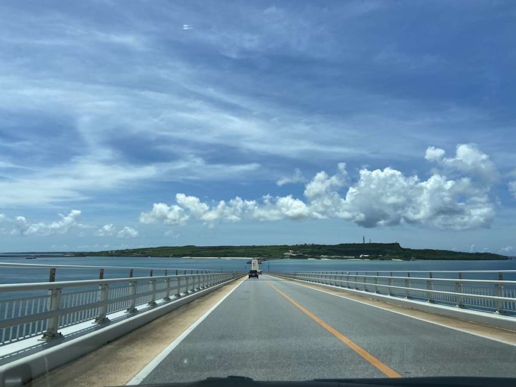 伊良部大橋と真っ青な空と海