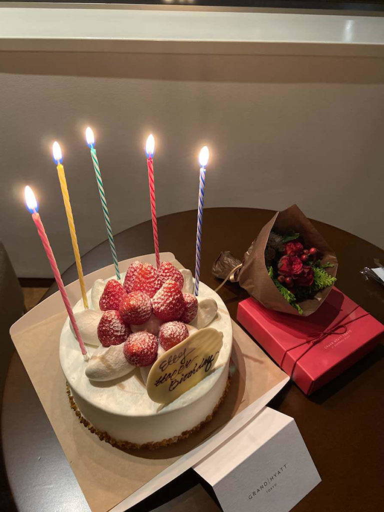 誕生日ケーキとブーケ