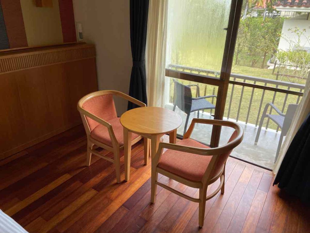 フサキビーチリゾートホテル テーブルと椅子