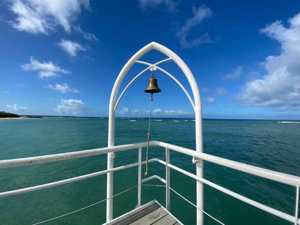 エメラルドグリーンの海と幸せの鐘
