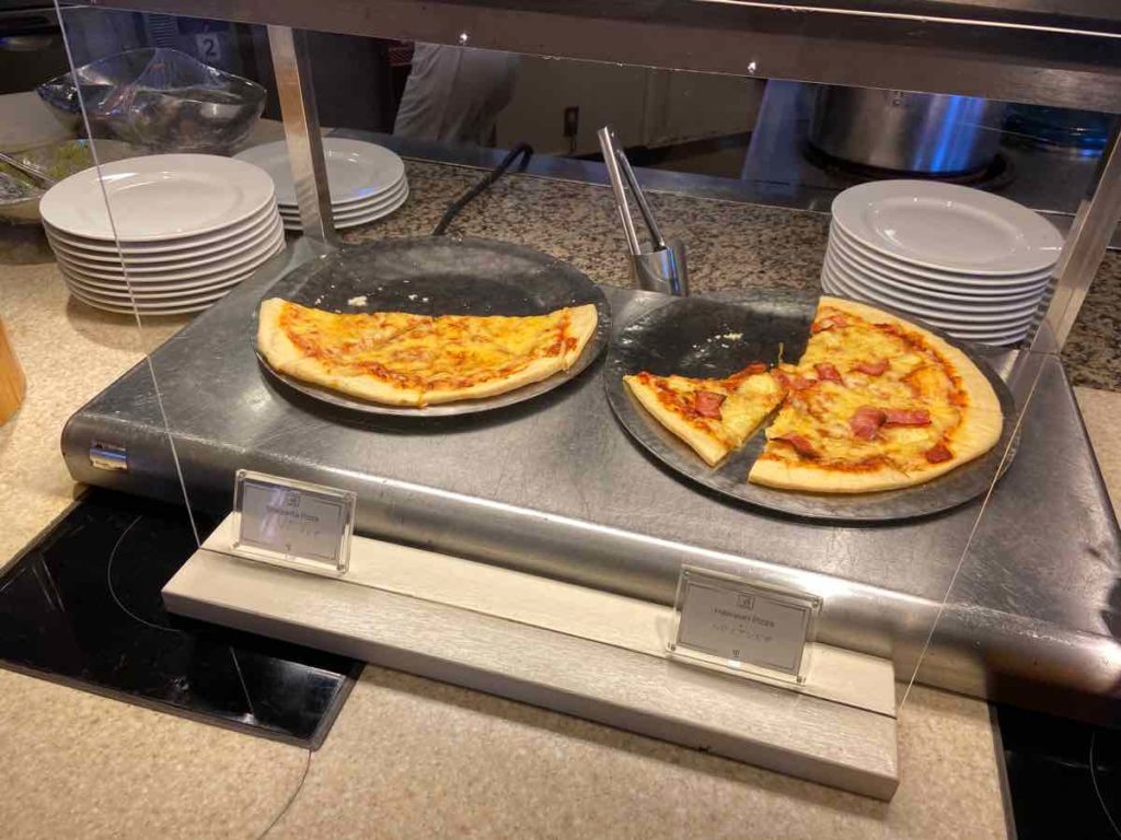 並んでいる2種類のピザ