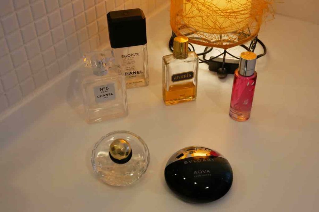 洗面台に飾られている高級ブランドの香水数々