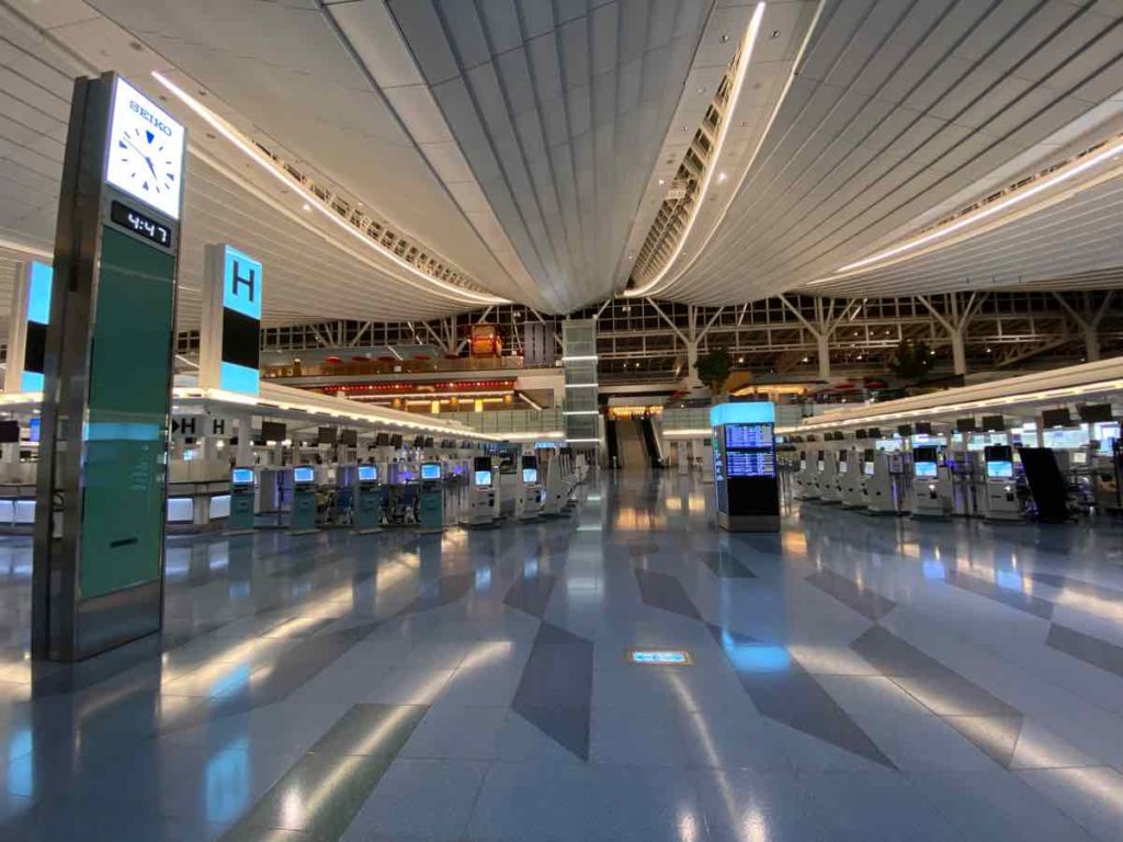 羽田空港第一ターミナル出発受付カウンター