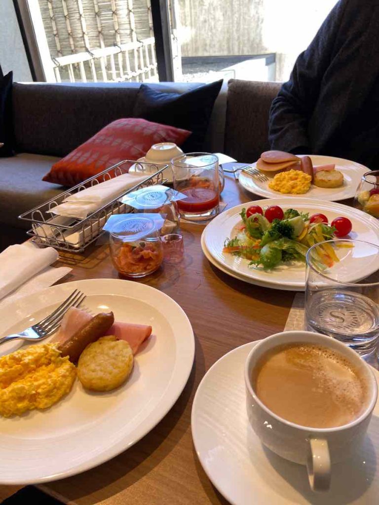 朝食のサラダとスクランブルエッグとハム カフェラテ
