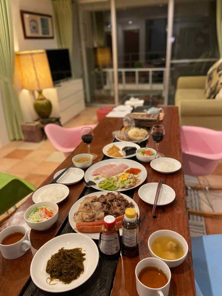 沖縄産和牛とアグー豚の焼肉とグラスワインなど夕食のプレート