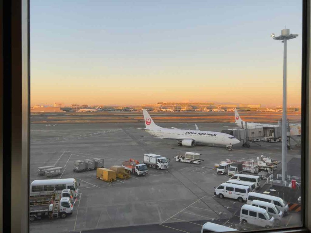 羽田空港に駐機中のJAL飛行機