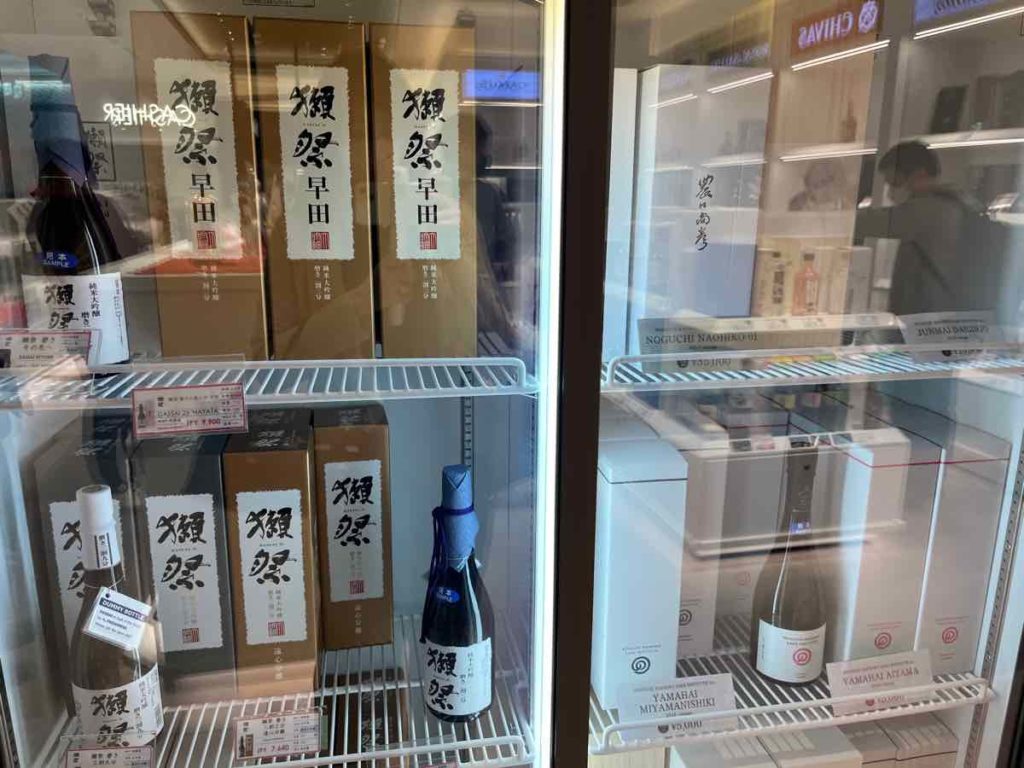 羽田空港　免税店　日本酒が陳列された冷蔵庫　獺祭
