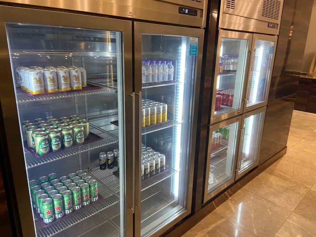 スワンナプーム空港　タイ航空　ロイヤルオーキッドラウンジ　冷蔵庫　ビールとソフトドリンク
