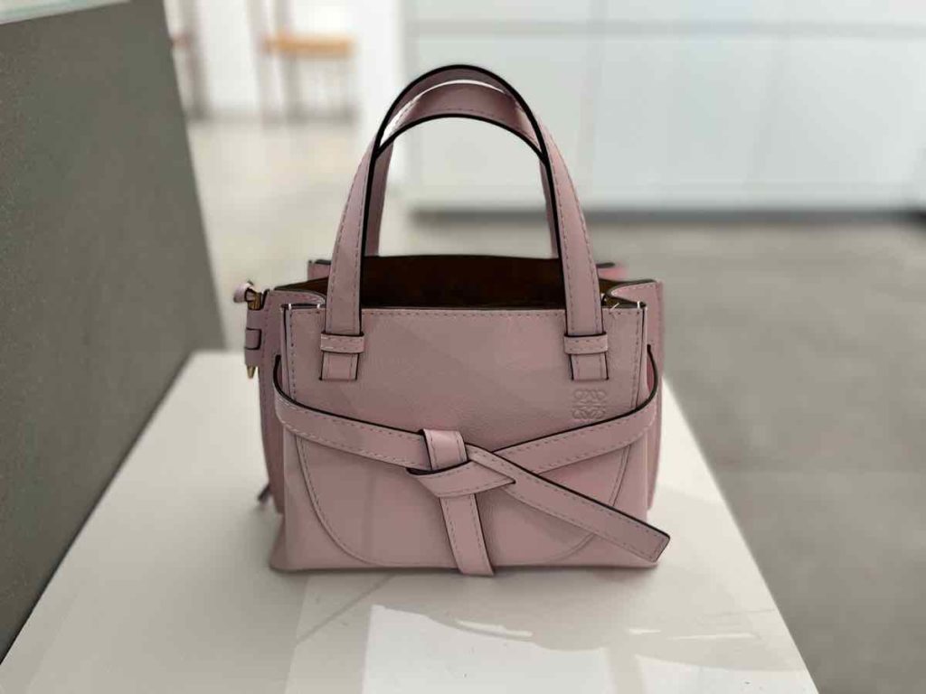 Loewe 店内　ピンクの革鞄