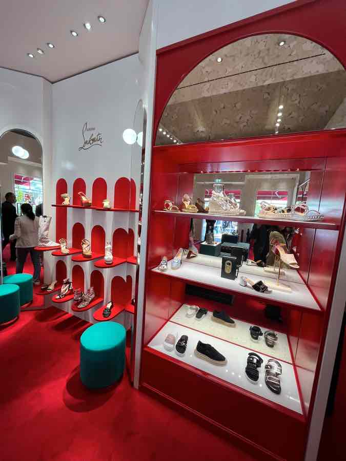 クリスチャン・ルブタン　美しい店内　赤い絨毯と靴が陳列してある棚
