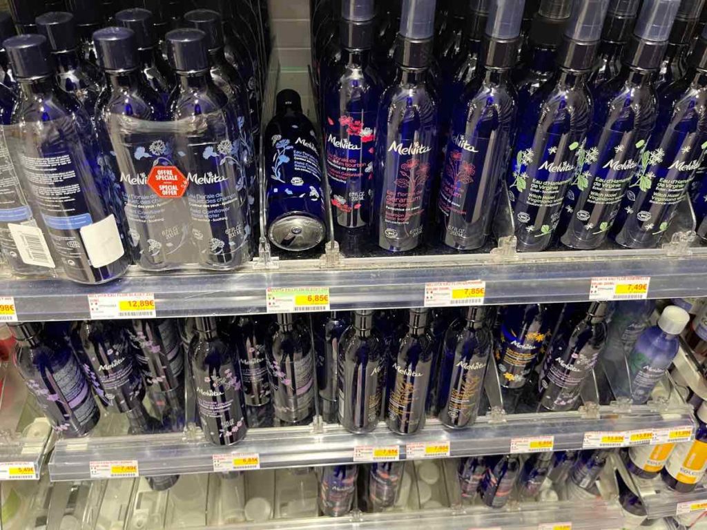 アヴェンヌローズエクストラオーディナリーウォーター　青い綺麗なボトル
