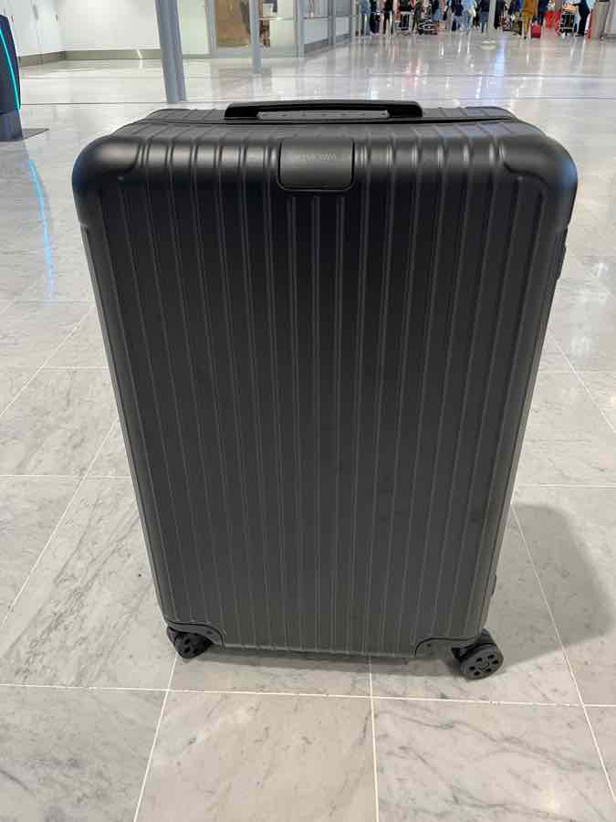 リモワの黒いスーツケース