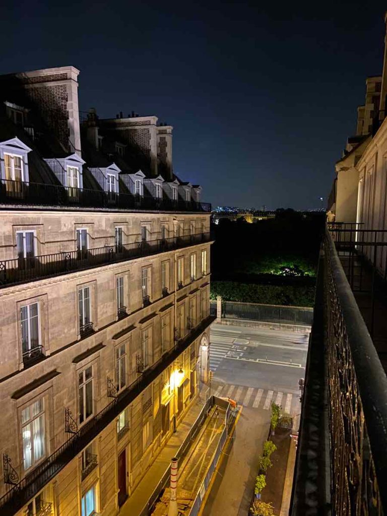 パリの建物とチュイルリー公園の夜景