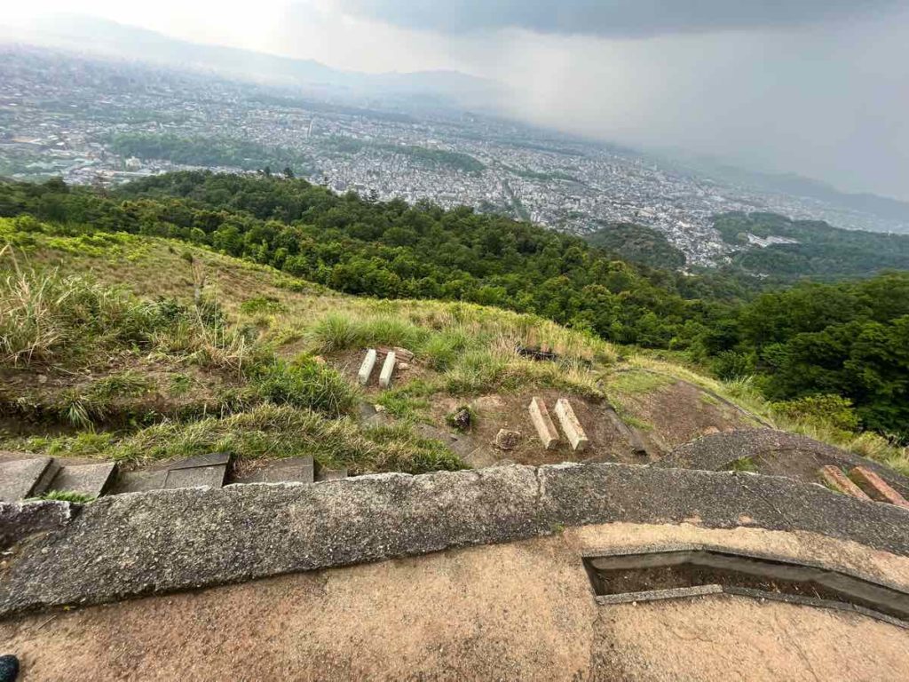 大文字山登山ルート　景色　石組みと階段