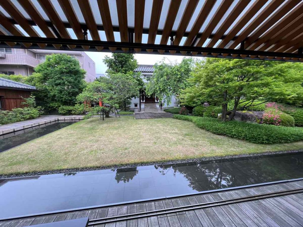 虎屋のテラス席と美しい日本庭園