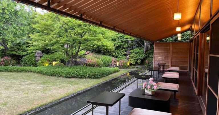 京都の一条とらや本店の庭を眺めるテラス