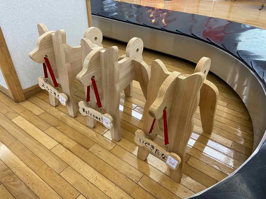 baggage-carousel 空港　荷物　ターンテーブル 秋田犬の木細工　置物