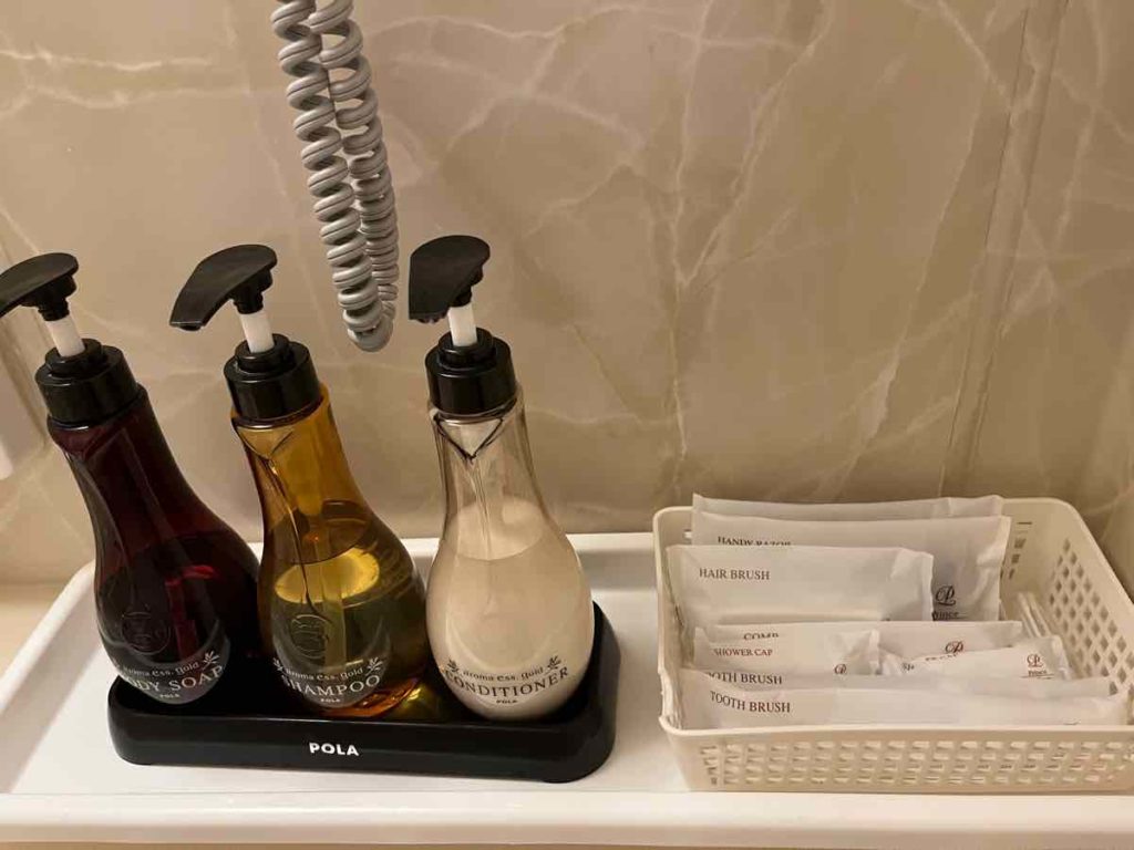 アメニティのシャンプー　コンディショナー　歯ブラシ　ヘアブラシ　安全カミソリ　シャワーキャップ
