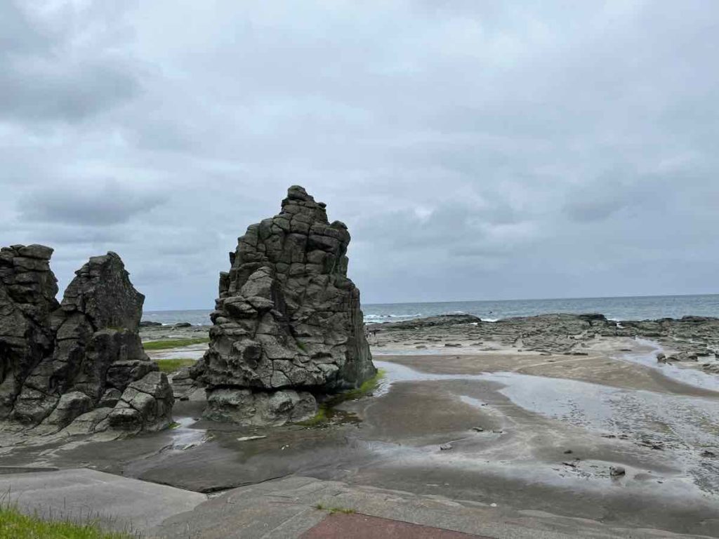 海岸にせり出た奇石