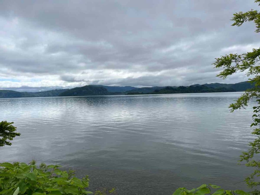 十和田湖　向こう岸に山が見える湖