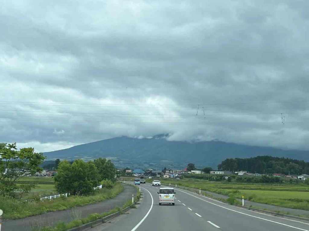 正面に見える雲がかかった岩木山 iwaki-mountain