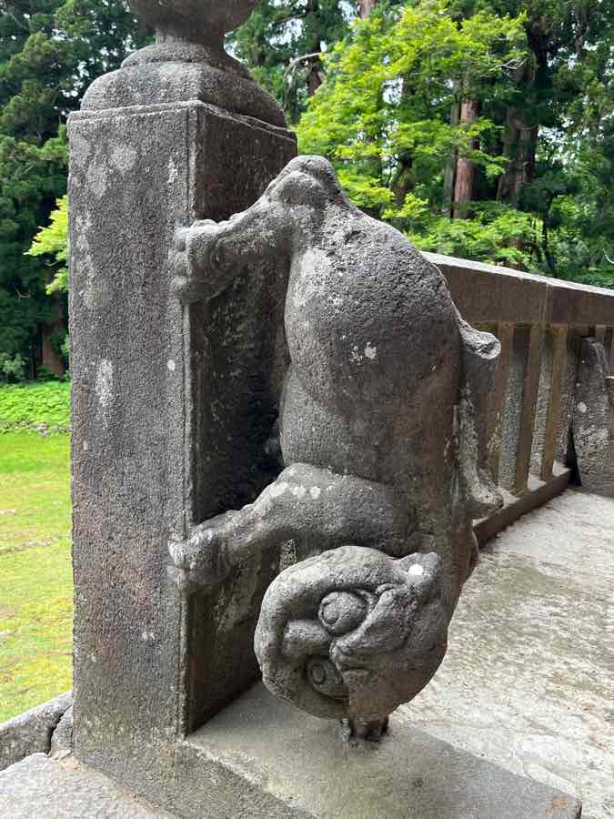 岩木山神社　恋愛運アップの下を向いた狛犬 guardian dog