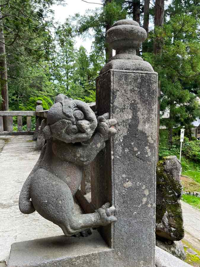 岩木山神社　上を向いた金運アップの狛犬 guardian dog