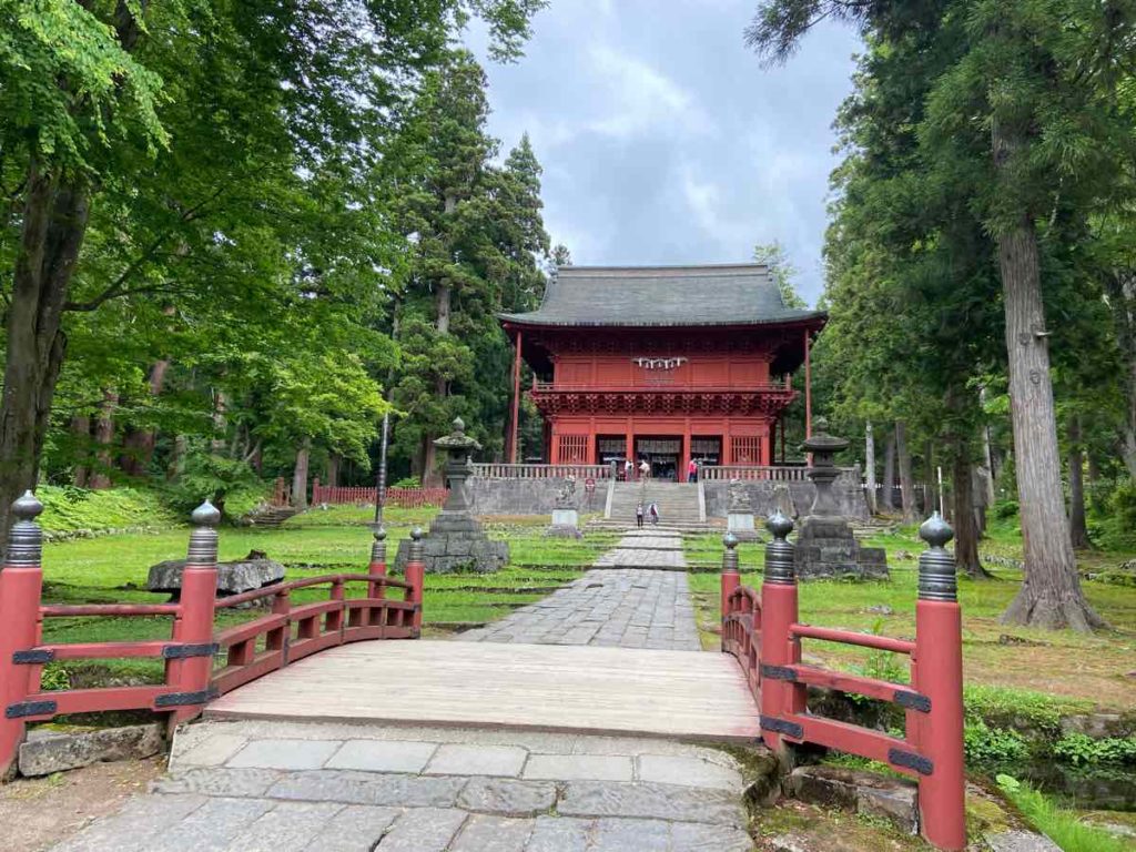 岩木山神社　楼門と赤い橋