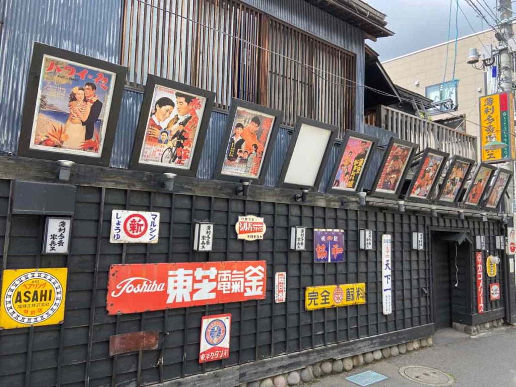 昭和初期の町並み　映画の看板が沢山並んでいる