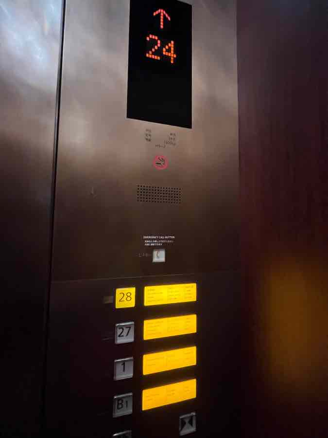 フロントロビーへ上がるエレベーター