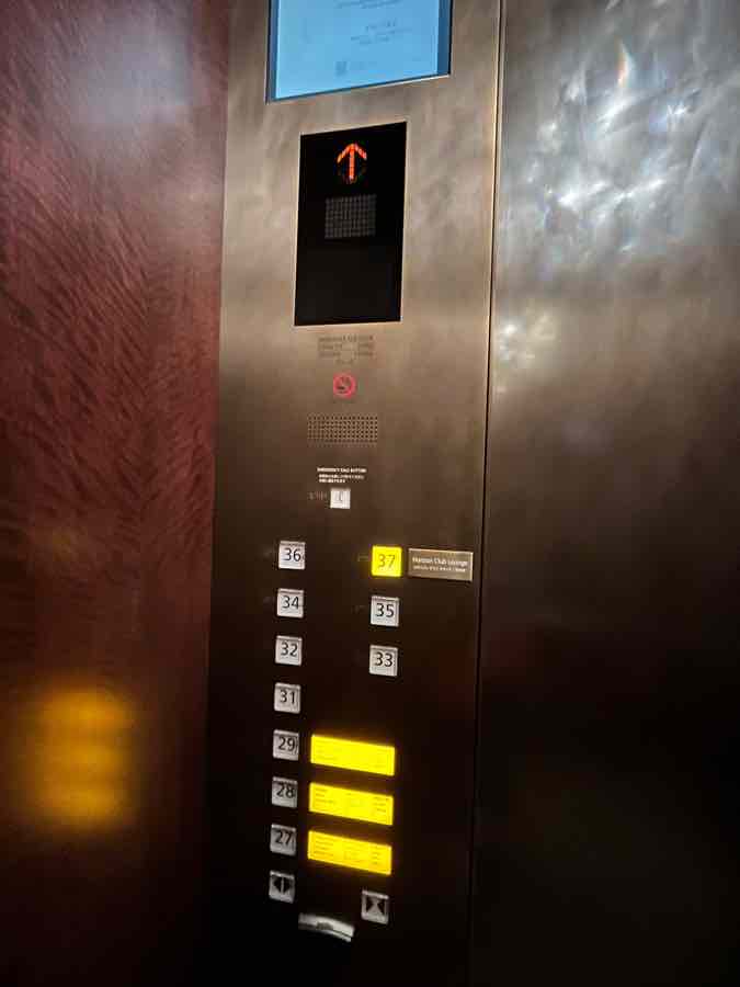 ホライゾンラウンジとクラブフロアへと上がるエレベーター