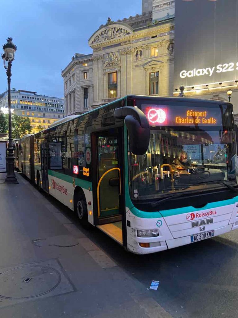 パリ市街から出発のロワシーバス