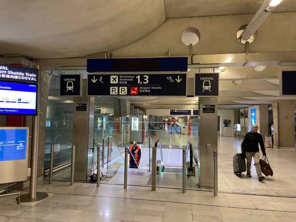 CDG第2ターミナル無料モノレールであるVAL入口