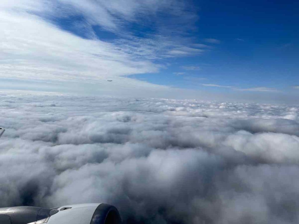 ビジネスクラス席から見た雲海の景色