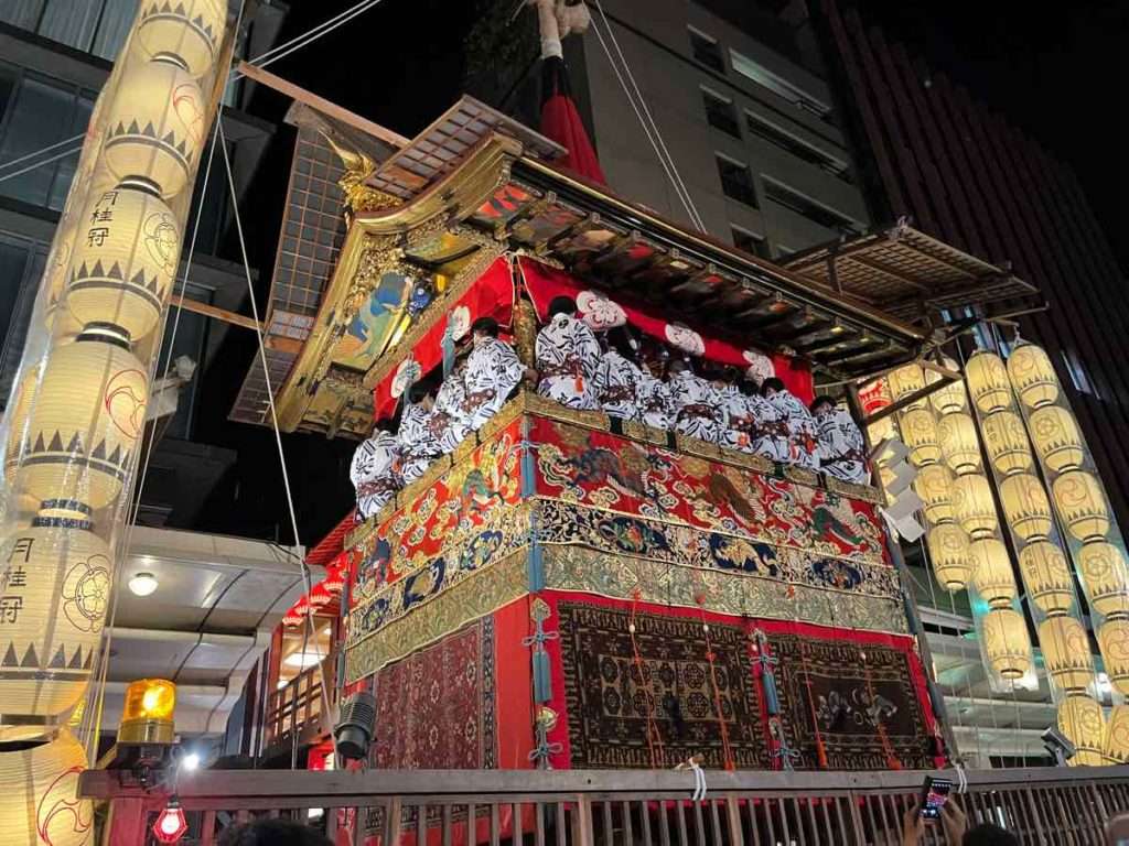 祇園祭の長刀鉾 沢山の提灯とお囃子