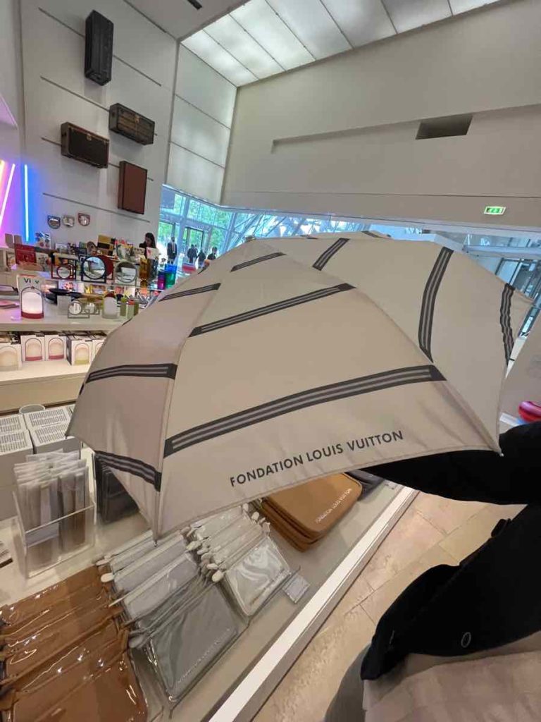 広げた折りたたみ傘