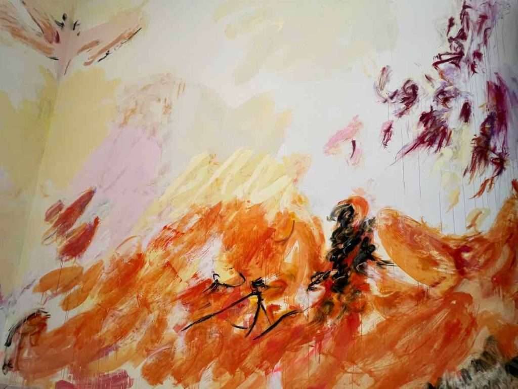 フラミンゴピンクを使った明るい壁画「with sun」