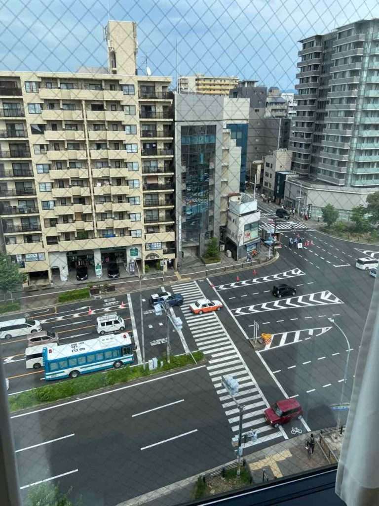 窓から見た景色 堀川通を行き来する車やバス