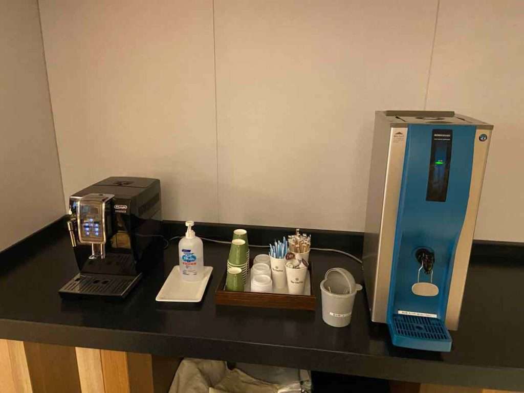 カウンターに設置されたコーヒーメーカーと紙コップ　ウォーターサーバー