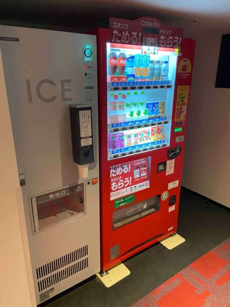 自動販売機と氷
