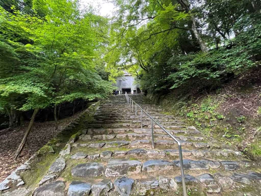 神護寺の楼門へと続く階段