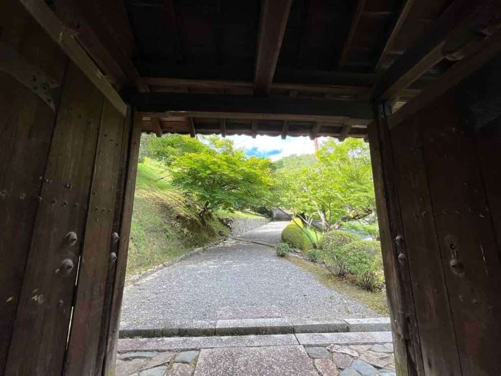 西寿寺の山門