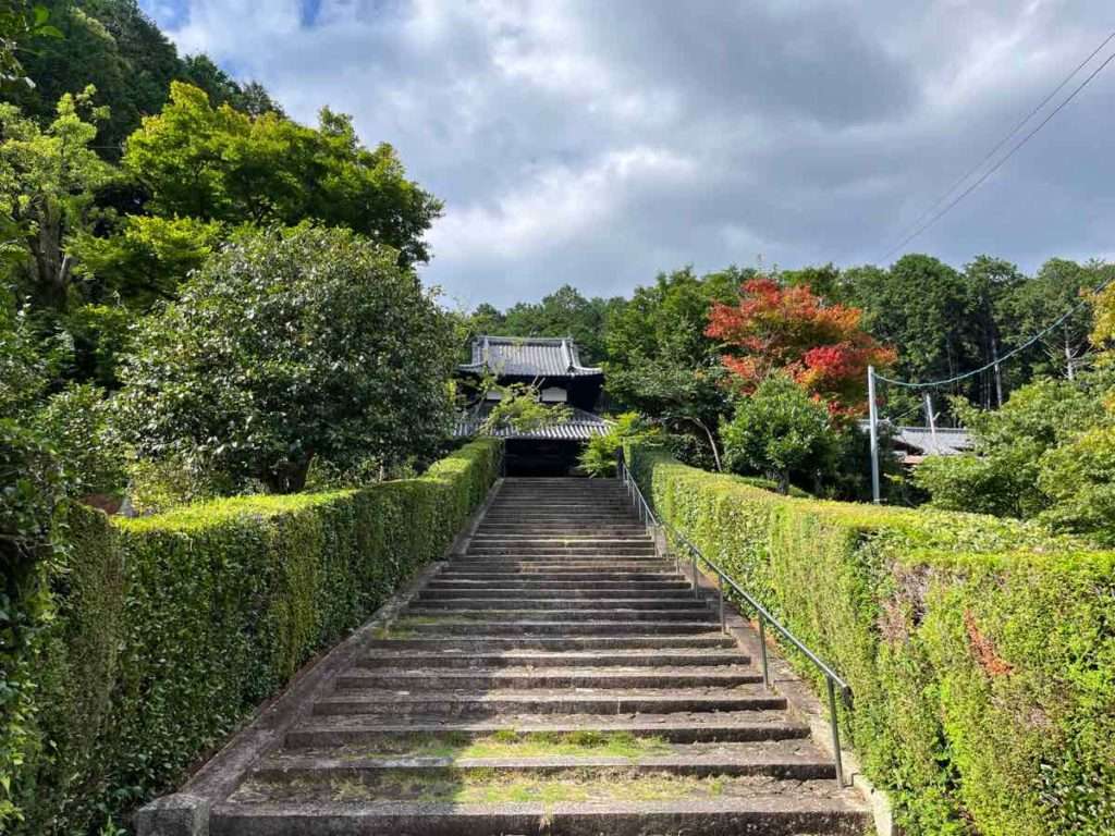 西寿寺の本殿まで続く石の階段