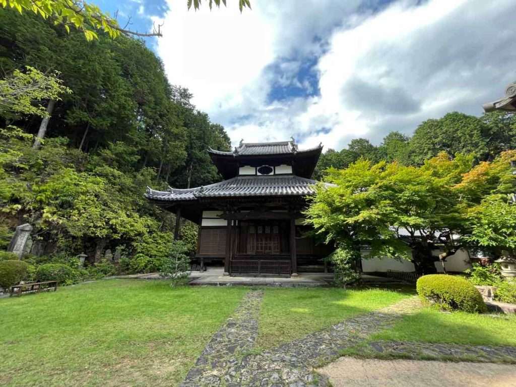 西寿寺の本殿
