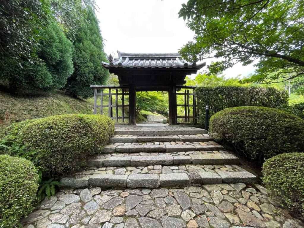 西寿寺の門