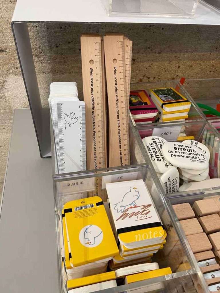 書店で売られている定規や消しゴムなどの文具